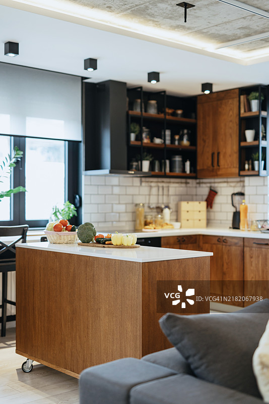 现代厨房室内设计，木质风格与照明相结合图片素材