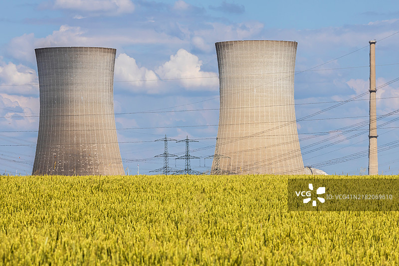 巴伐利亚的农业田野后面有两个大型冷却塔图片素材