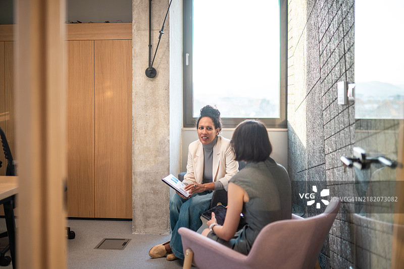 多元化的女性商业领袖参与办公室战略会议图片素材