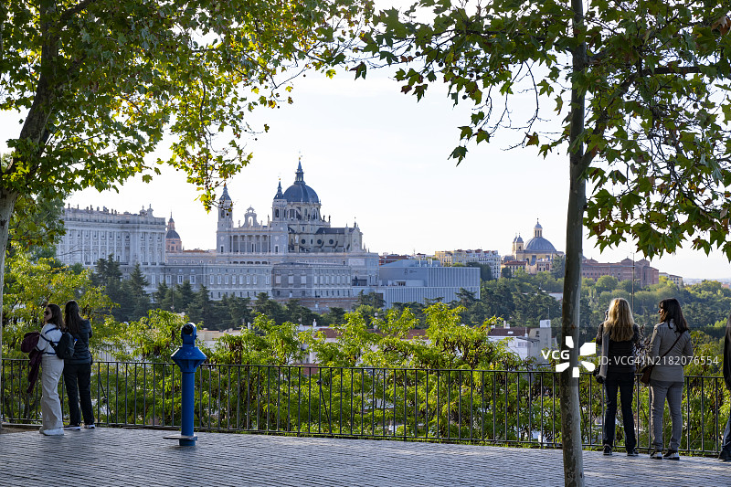 从西公园的露台俯瞰阿尔穆德纳大教堂，西班牙马德里图片素材