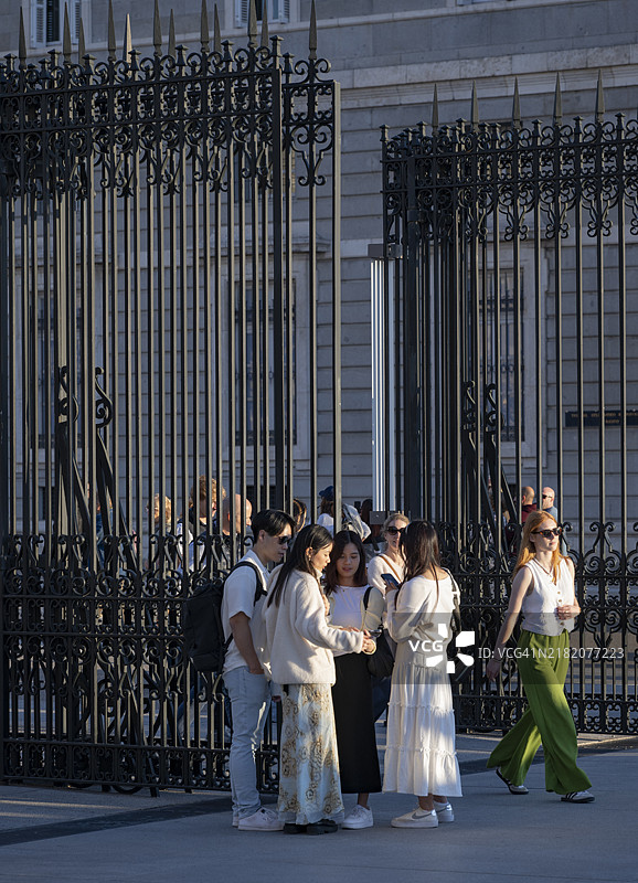 皇家宫殿与马德里阿尔穆德纳大教堂之间的阿梅里亚广场。图片素材