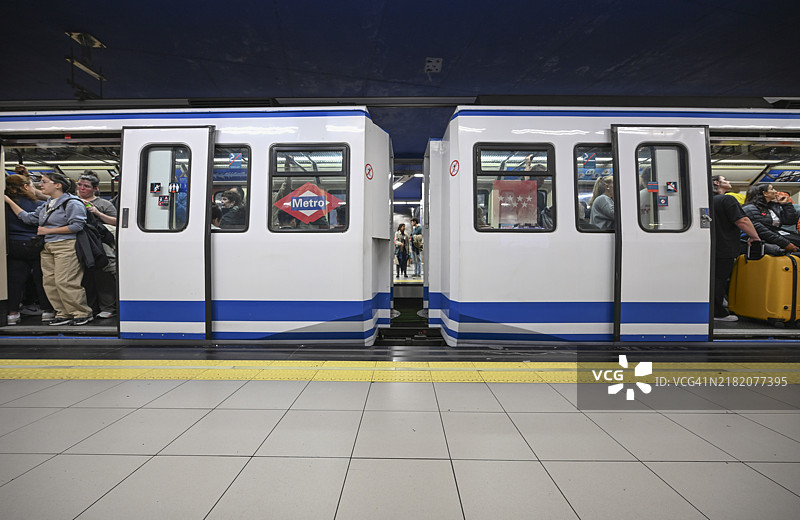 西班牙索尔站的马德里地铁图片素材