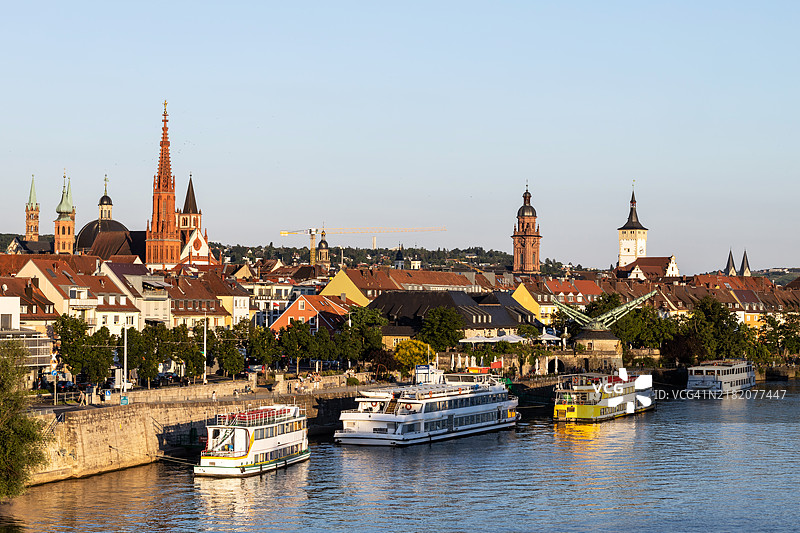 德国巴伐利亚州美因河上的维尔茨堡老城与游船图片素材