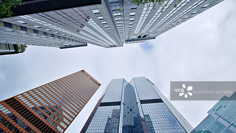 宾夕法尼亚州匹兹堡市。天空中的金融大楼图片素材