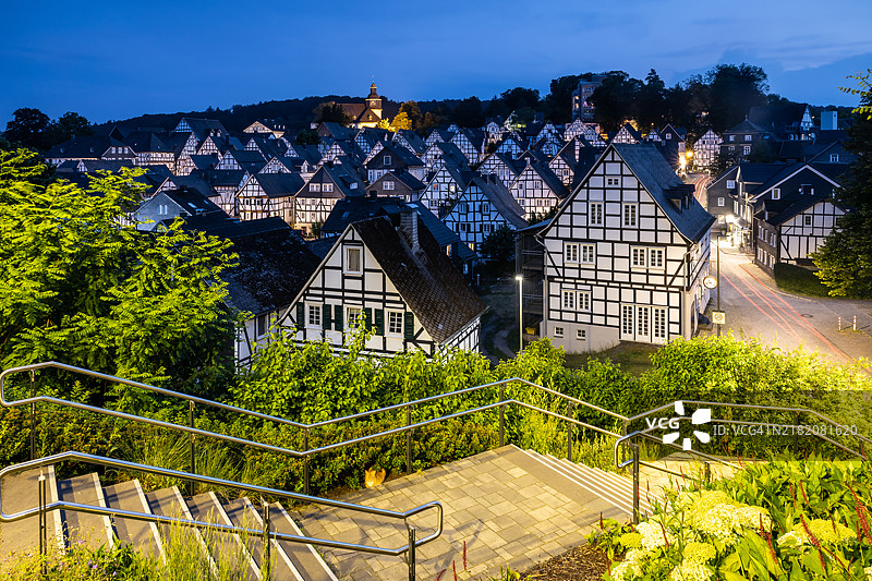 德国传统历史的半木结构房屋位于弗罗伊登贝格的老城区，蓝色时光下（北莱茵-威斯特法伦）图片素材