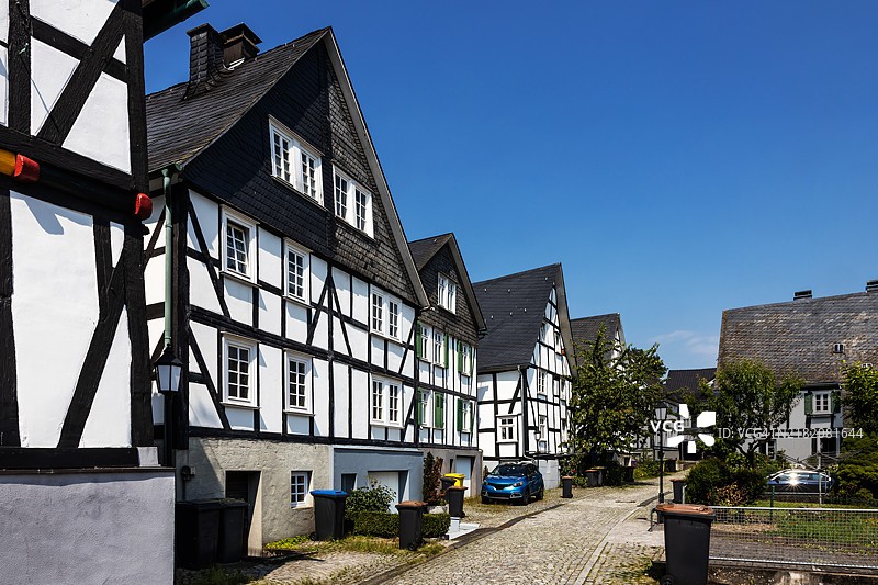 德国北莱茵-威斯特法伦州弗罗伊登贝格老城的传统历史半木结构房屋图片素材