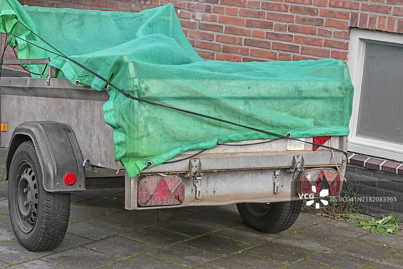 带有绿色篷布的拖车图片素材