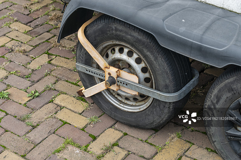 钢制轮胎夹具固定在车辆的后轮上图片素材