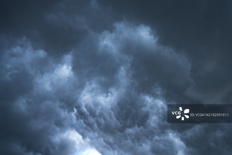 剧烈的云层在暴雨来临前，伴随着闪电，极端天气、气候和全球变暖。图片素材