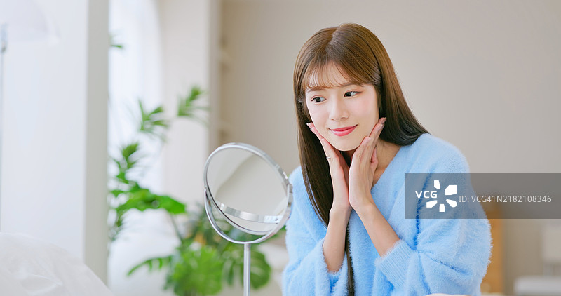 亚洲女性面部护肤快乐图片素材