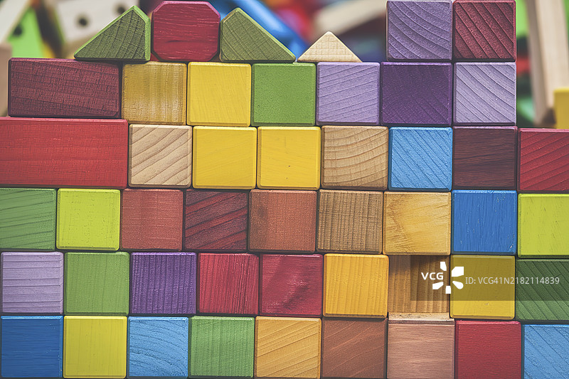 五颜六色的背景纹理，展示了彩虹色的木制玩具积木图片素材