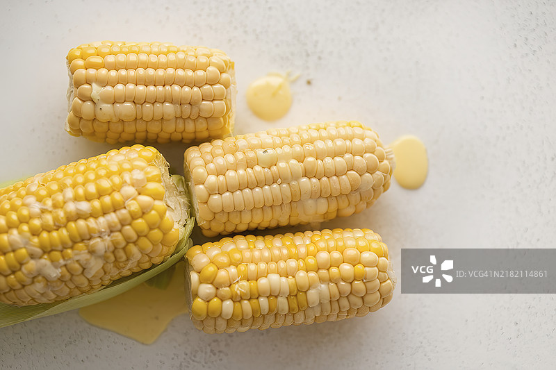 白色背景上的煮玉米棒图片素材
