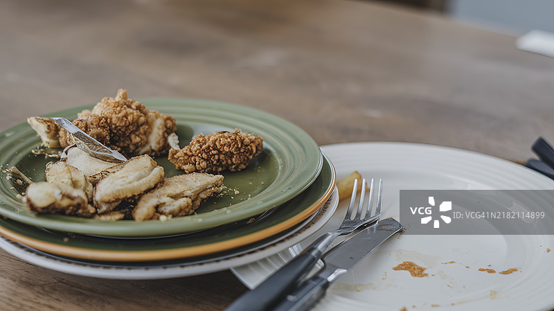 餐桌上盘子里的食物特写图片素材