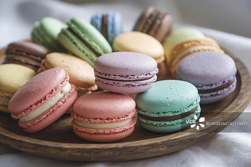 多彩的马卡龙放在木盘上，法式甜点俯视图图片素材