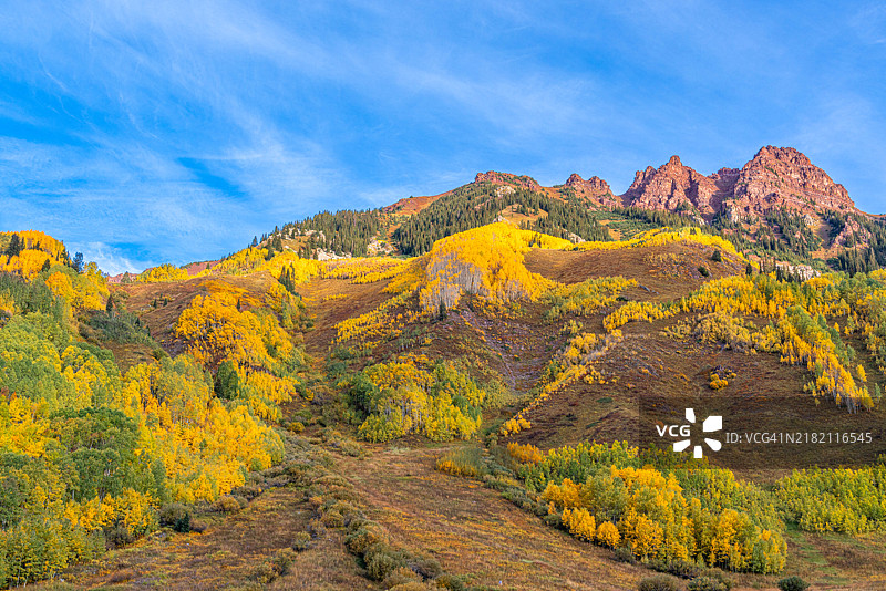 秋季科罗拉多州阿斯彭的天空与山脉的美丽景色图片素材