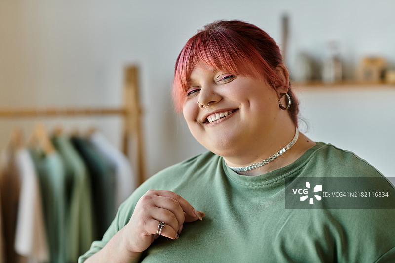 一位丰满女性在舒适的家中享受放松时刻，展现身体积极性。图片素材