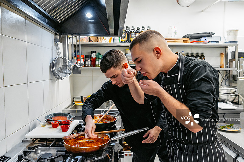 厨师和副厨师在商业厨房制作博洛尼亚意大利面图片素材