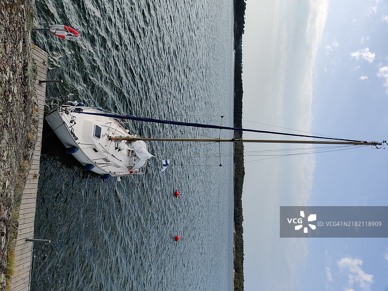 停靠在芬兰岛港口的系泊浮标上的帆船，波罗的海，波罗的海岸边的游艇码头，为游艇和帆船提供安全的停泊地图片素材