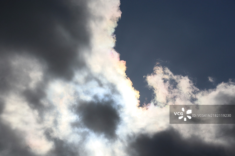 夏末阳光部分被阴暗的云层遮挡图片素材