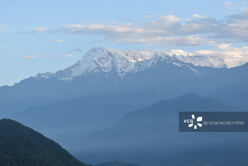萨朗科特，博卡拉，尼泊尔 - 喜马拉雅山脉的全景视野，包括道拉吉里、安娜普尔纳和马纳斯鲁。图片素材