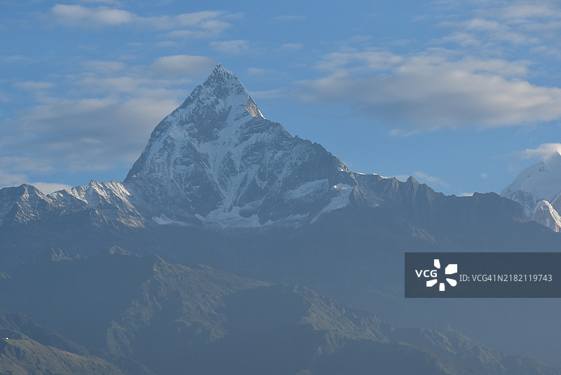 萨朗科特，博卡拉，尼泊尔 - 喜马拉雅山脉的全景，包含道拉吉里、安娜普尔纳和马纳斯鲁山。图片素材