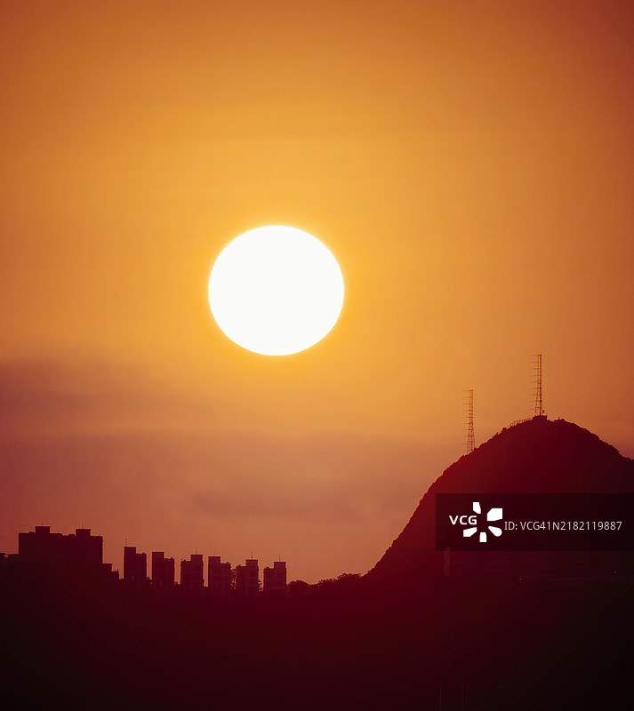 秋天在香港岛布雷马山看到的日落，香港图片素材