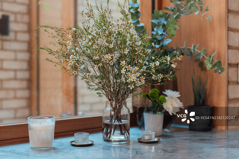 美丽的极简花卉布置，包含蜡花和桉树叶图片素材