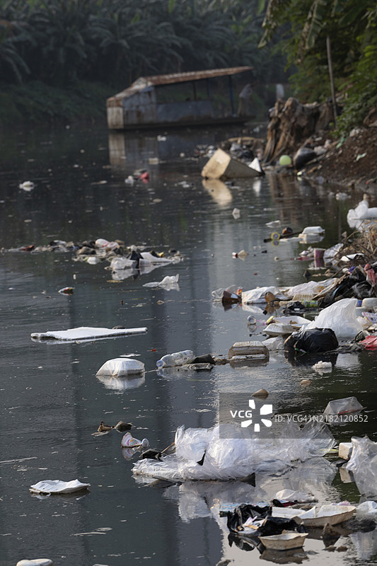 肮脏水中的垃圾图片素材