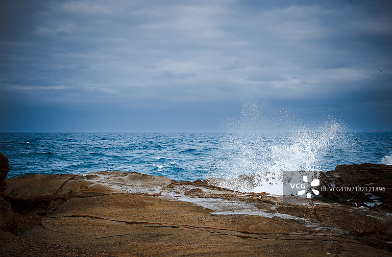 诺拉海德灯塔于1901年至1903年间专门建造，以保护在悉尼之间航行的船只。图片素材