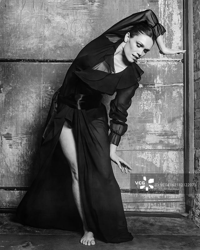 年轻女子在木墙前跳舞的肖像，芝加哥，伊利诺伊州，美国图片素材