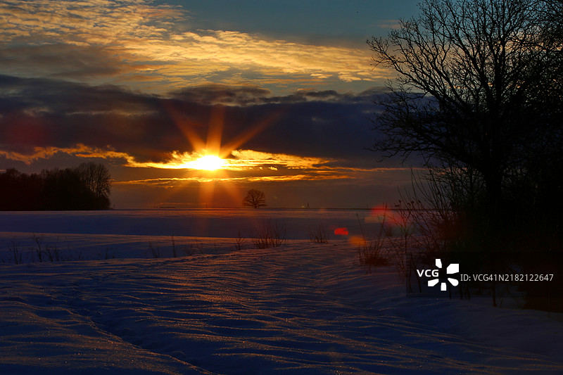 日落时分，雪覆盖的风景与天空的美丽景色图片素材