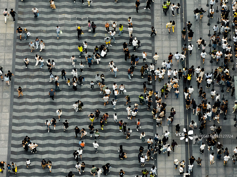 俯视行人走在斑马线上图片素材