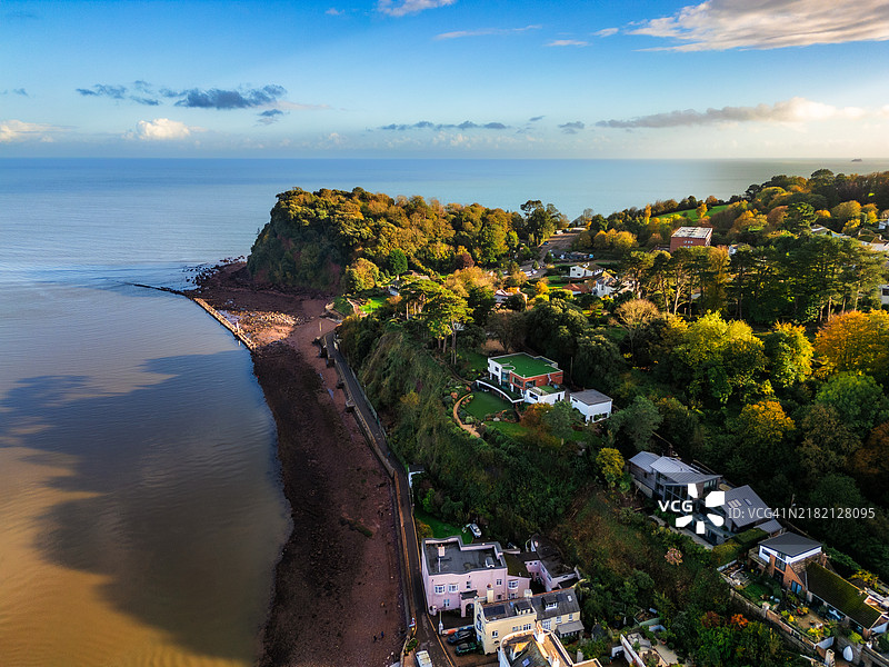 德文郡肖尔登村的海滩和豪华悬崖顶住宅的鸟瞰图图片素材