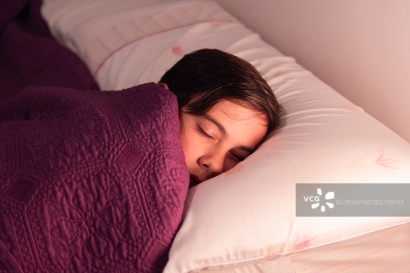 孩子在柔和的光线下睡觉图片素材