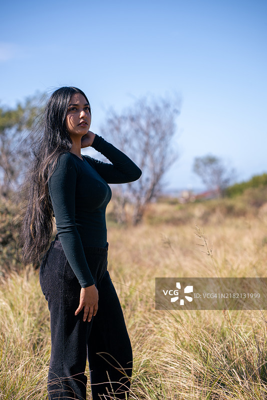 南非格贝哈的年轻女性肖像，站在田野上图片素材