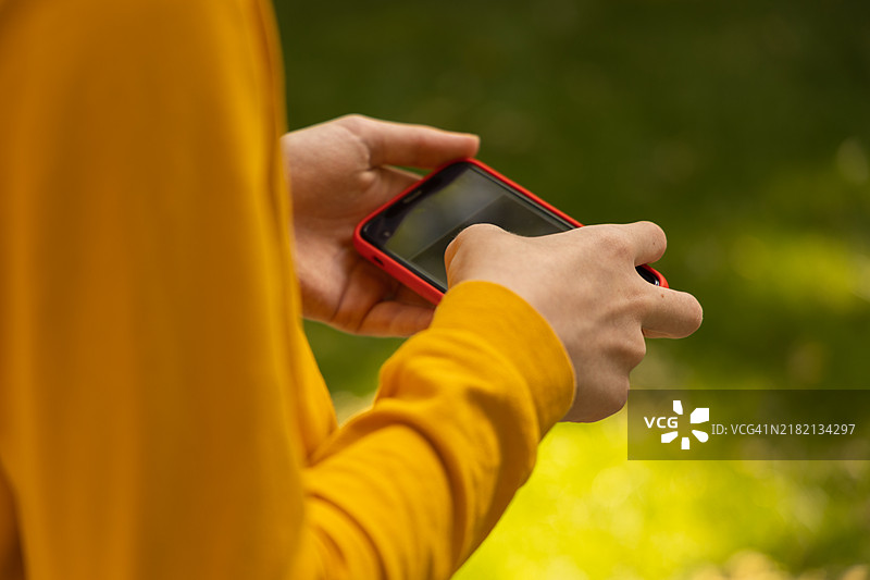手机特写，人物正在发送信息，时尚潮人风格图片素材