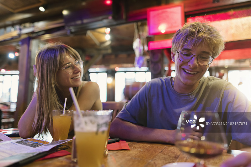 青少年在餐厅等待点餐图片素材