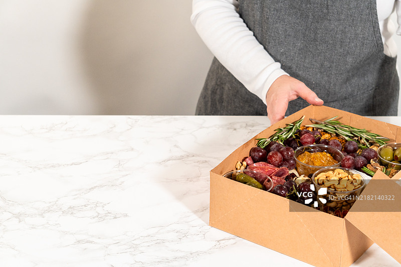 肉类拼盘盒 - 精美的礼品盒美食组合图片素材