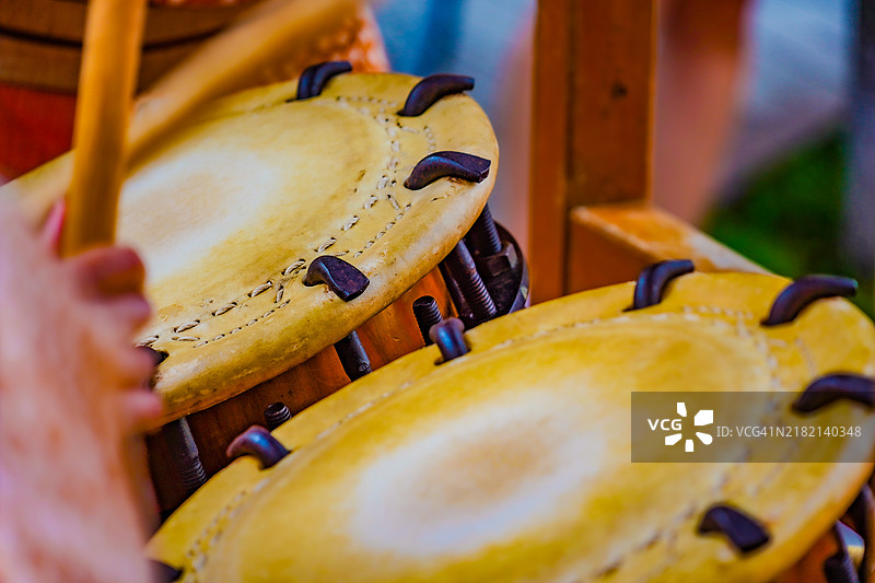 剪裁的手在打鼓图片素材