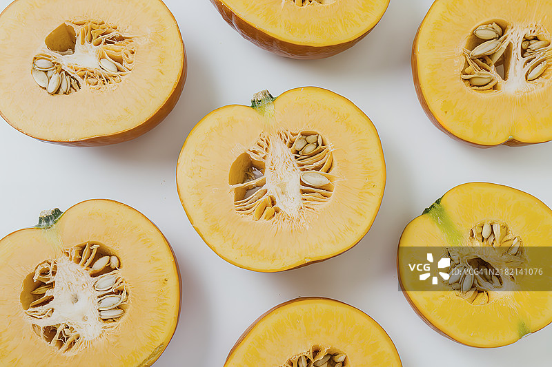 孤立的南瓜片在白色背景上图片素材