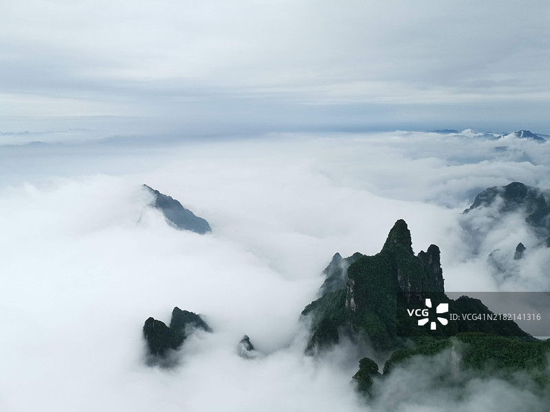 山脉与天空的美丽景色图片素材