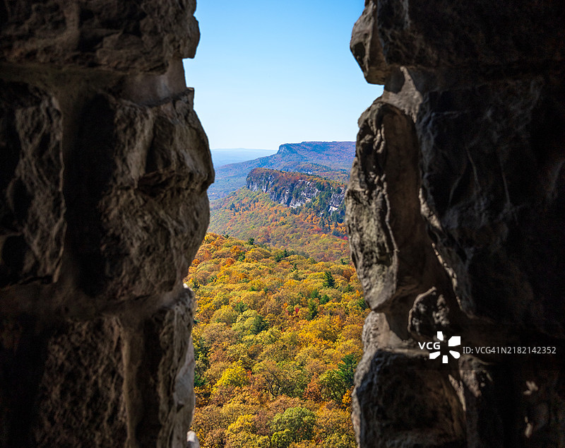 新帕尔茨，纽约州，美国，岩石山脉的美丽景色与天空相映成趣图片素材