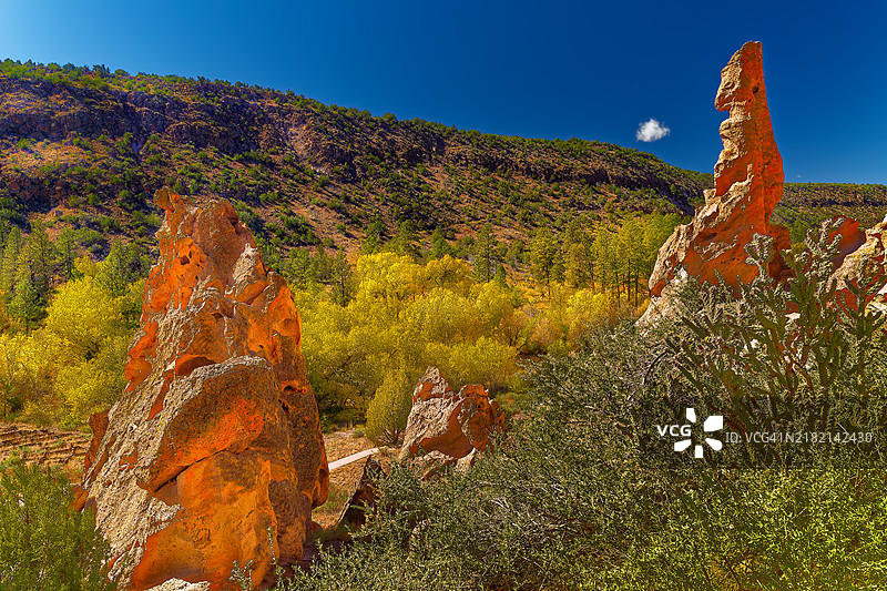洛斯阿拉莫斯，新墨西哥州，美国，清澈天空下的岩石风景图片素材