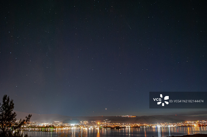 银河、彗星与城市图片素材