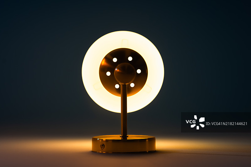 黑色背景下的发光灯具特写图片素材