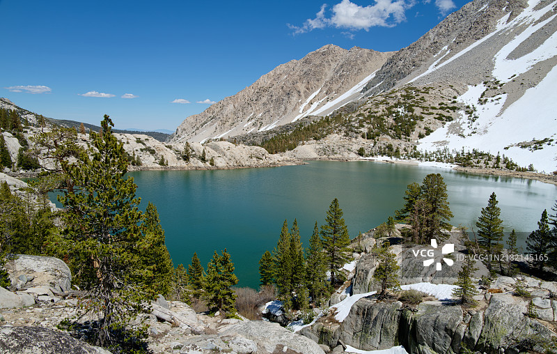 加利福尼亚州的湖泊和山脉美景，背景是天空，美国图片素材