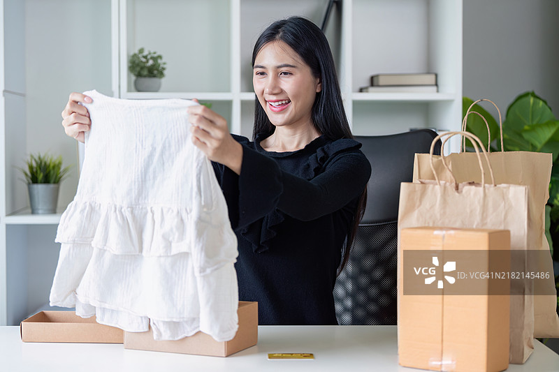在家中愉快的消费者因网上购物而感到高兴图片素材