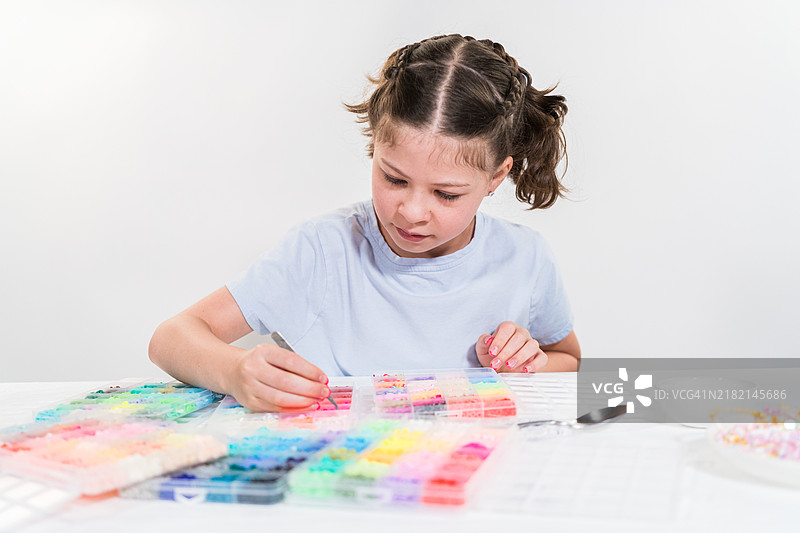 多彩粘土珠子套装，适合创意儿童制作手链图片素材