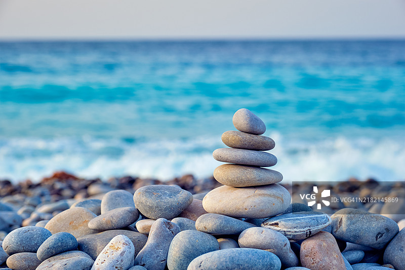 海滩上堆叠的石头特写镜头图片素材