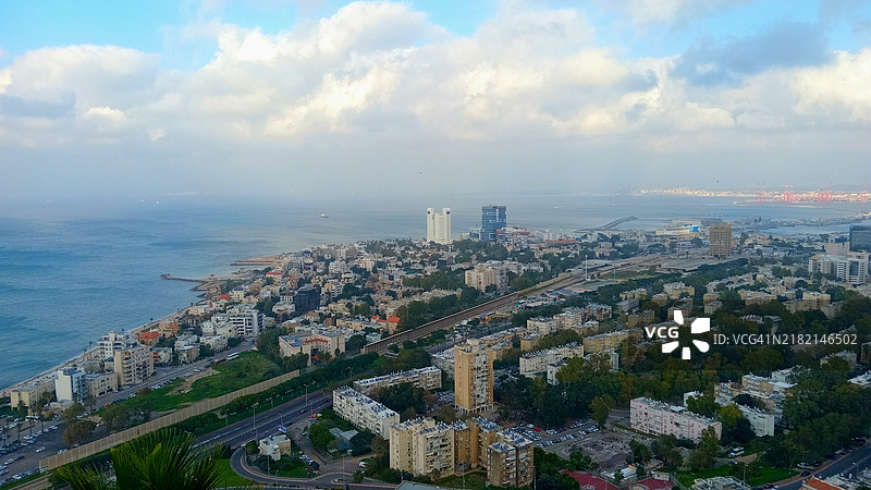 海边建筑的高角度视图与天空相映成趣图片素材